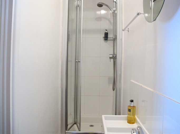 Bathroom 3, Stone's Throw Guesthouse, Dorset