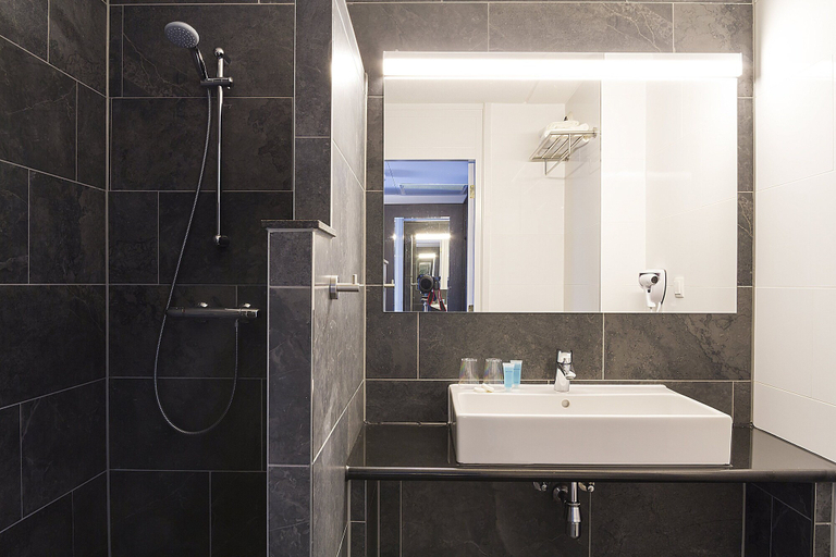Bathroom 5, Bastion Hotel Den Haag Rijswijk, Rijswijk