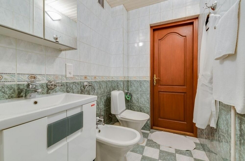 Bathroom 3, Ludwig Apartments on Nevsky 79, Sankt-Peterburg gorsovet