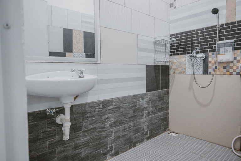 Bathroom 3, RedDoorz @ Beringin Jambi, Jambi