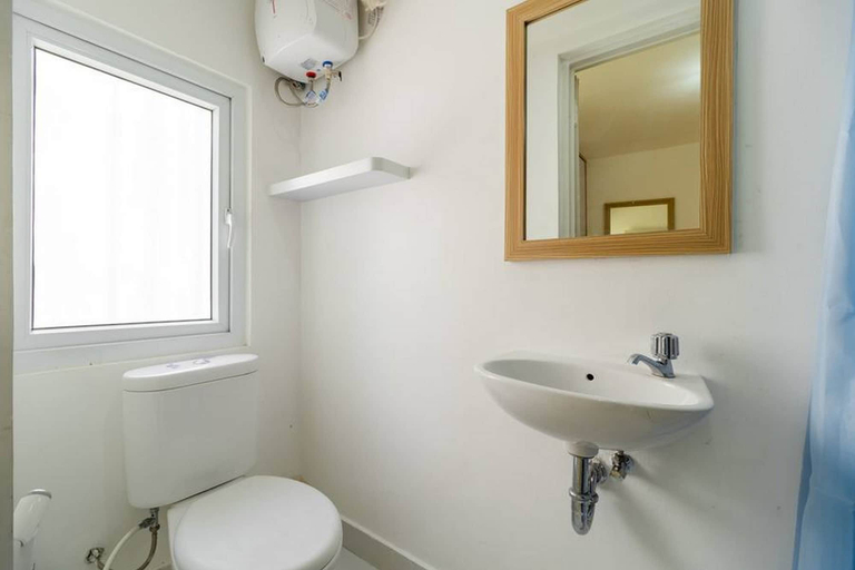 Bathroom 4, RedDoorz Apartment @ Aeropolis Tangerang, Tangerang