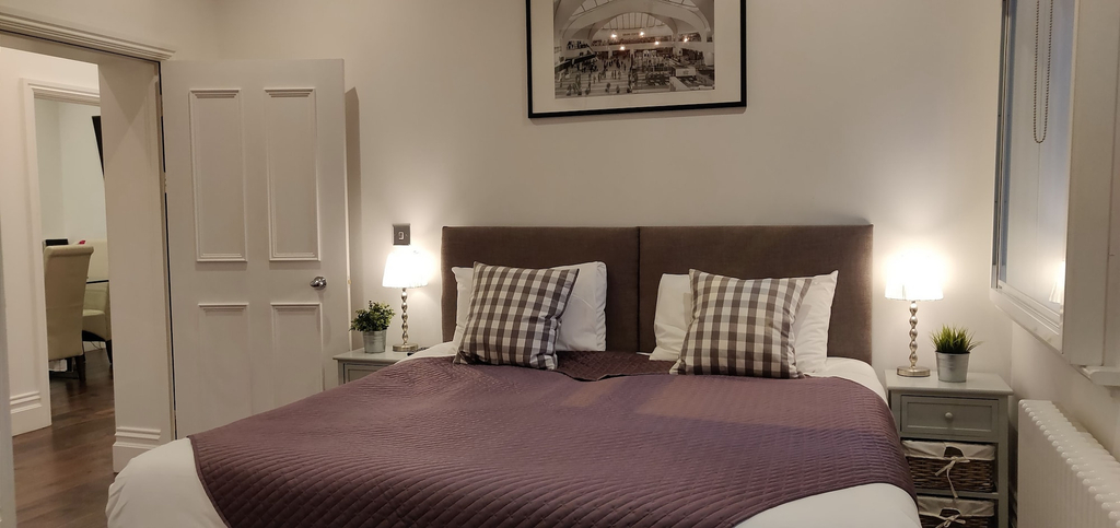 Bedroom 1, City Visits - Mint Drive, Birmingham