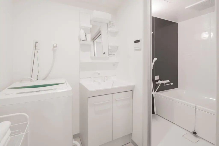 Bathroom 4, Hatch NAGAHORI 801, Osaka