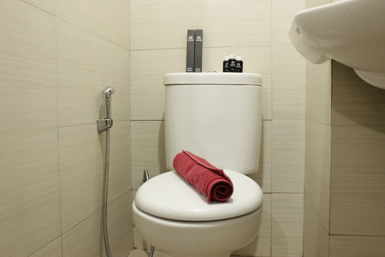 Bathroom 3, Spacious Studio Room at Gateway Pasteur Apartment near Exit Toll Pasteur, Bandung