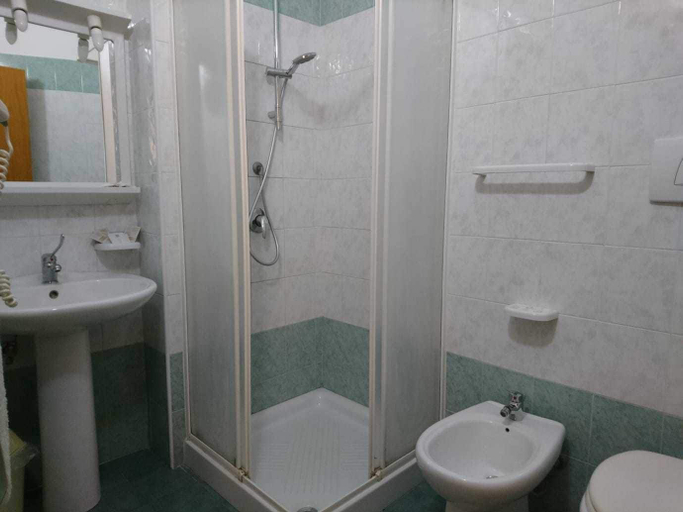 Bathroom 5, Hotel Riccio, Lecce