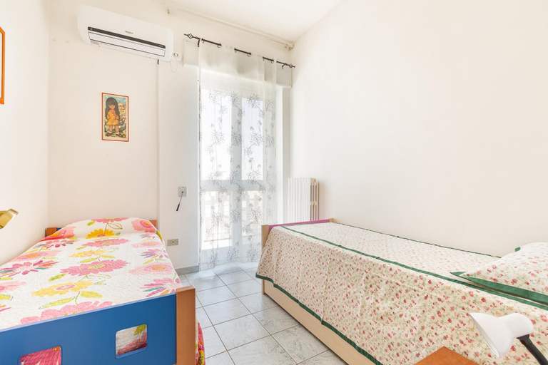 Room 5, 2186 Attico Demetra, Taranto