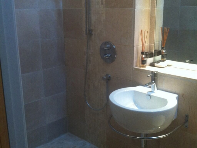 Bathroom 4, Blas Gwyr, Swansea
