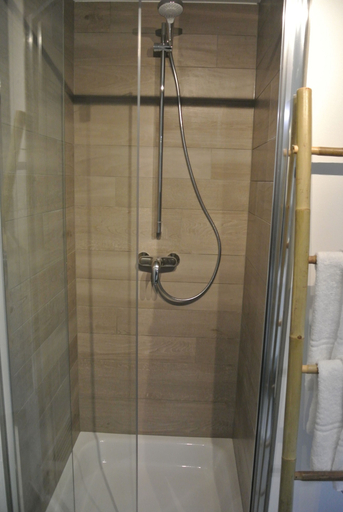 Bathroom 3, Lo-gies, Oost-Vlaanderen