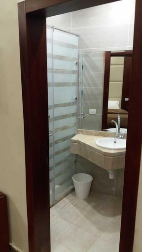 Bathroom 4, Grand Palace Hotel, Qasr an-Nil