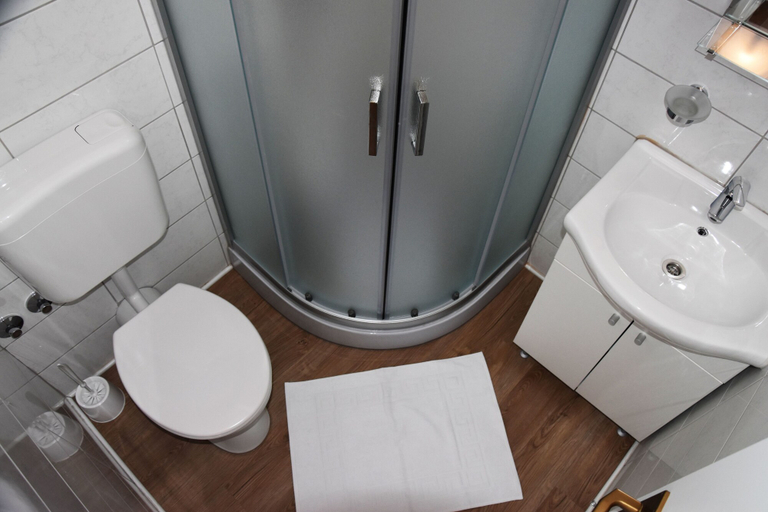 Bathroom 3, Levantara Kamp, Tisno