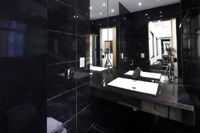 Bathroom, Rio Rentals 021- C047 Studio na quadra da praia com máquina, Rio de Janeiro