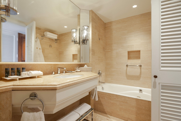 Bathroom 5, Annabelle