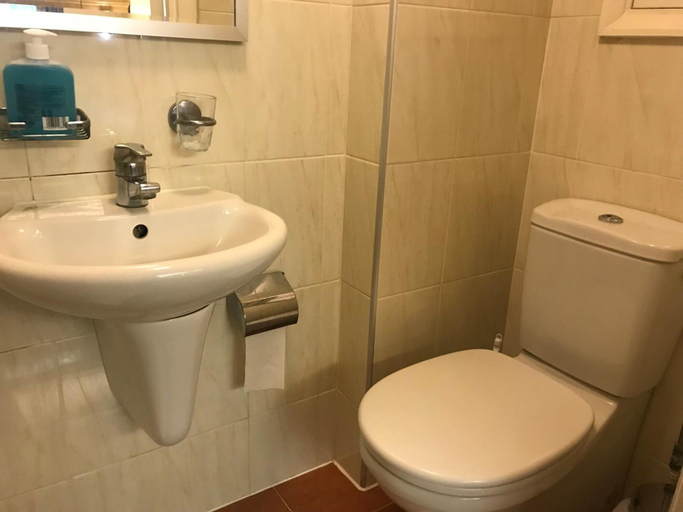 Bathroom 4, Beverley House Hotel, London