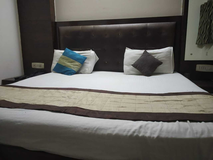 Bedroom 1, ADB Rooms Hotel Chander Palace, Delhi