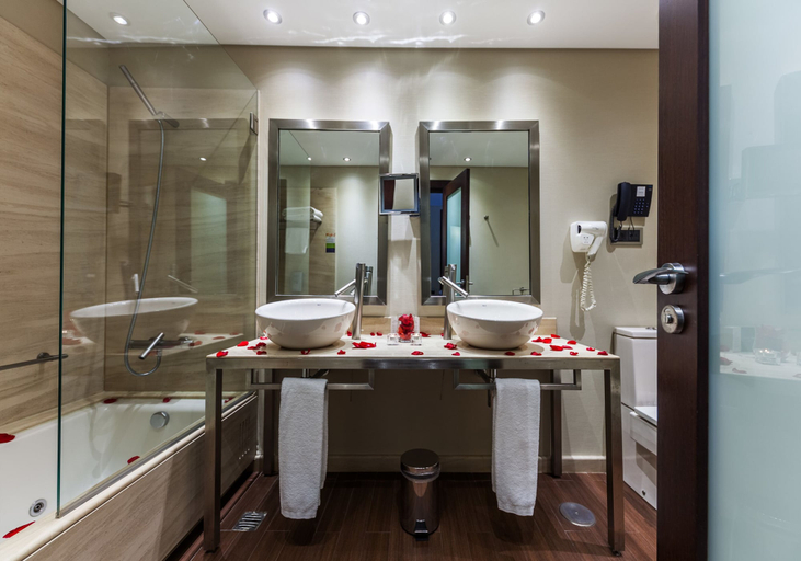 Bathroom 5, Lux Fatima Hotel, Ourém