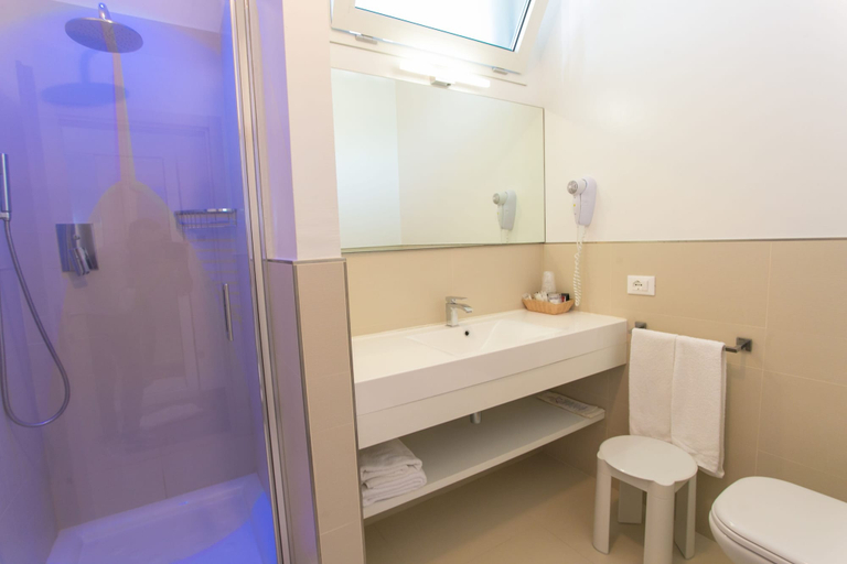 Bathroom 4, Hotel Domingo, Venezia