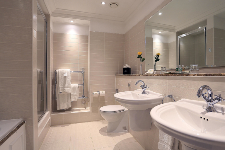 Bathroom 5, Macdonald Compleat Angler, Buckinghamshire