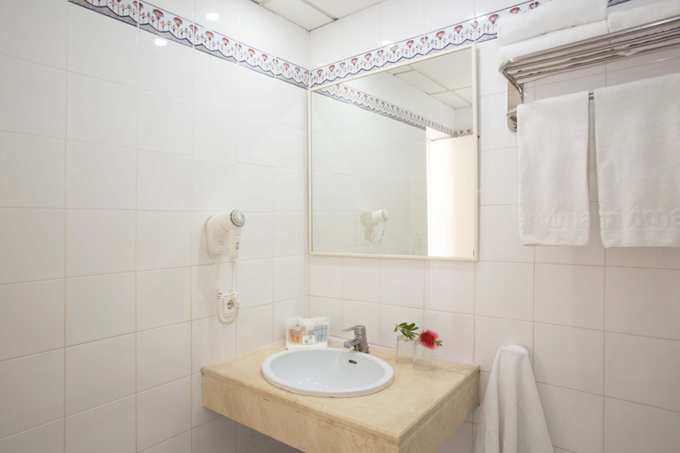 Bathroom 5, Gavimar Ariel Chico Club & Resort, Baleares