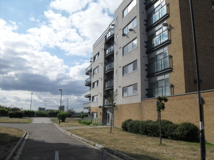Exterior & Views, 2 bed Riverview Bridge House Apartment, London