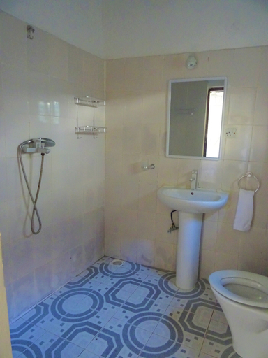 Bathroom 5, Makuti Beach Bungalows, Kusini