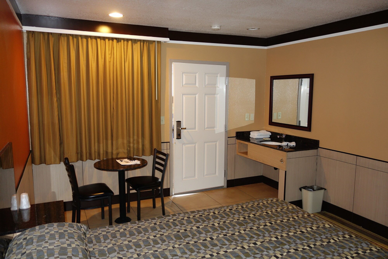 Others, Solo Motel - Firestone, Los Angeles