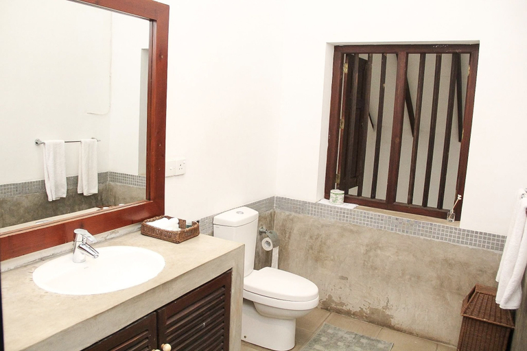 Bathroom 4, Fort Bliss, Galle Four Gravets