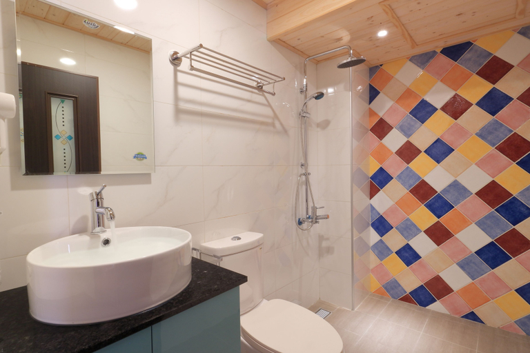 Bathroom 3, Amir Train Station and Elevator B&B, Hualien