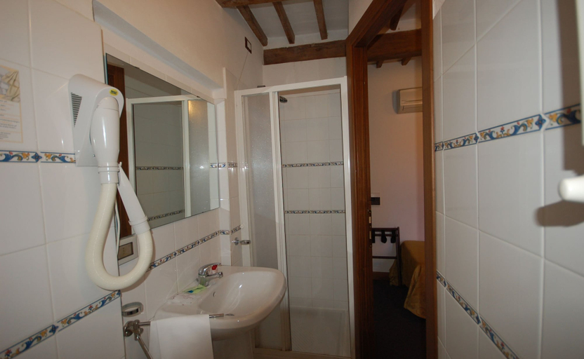 Bathroom, Hotel Leonardo, Pisa