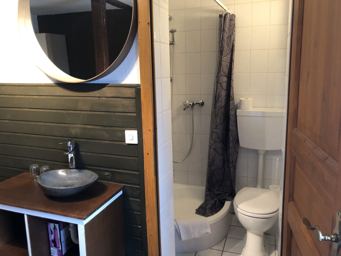Bathroom 5, Riverside Inn, Barnim