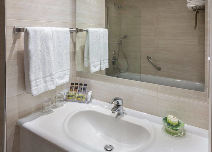 Bathroom, Avanti Holiday Village