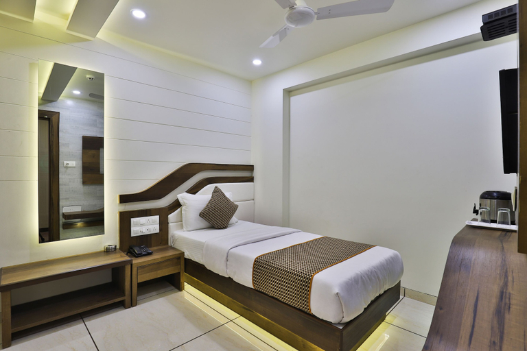 Bedroom 3, Hotel Pearl, Vadodara