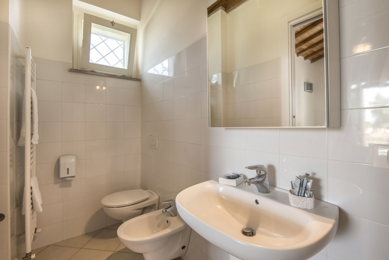 Bathroom 4, Villa Marina Velca, Viterbo