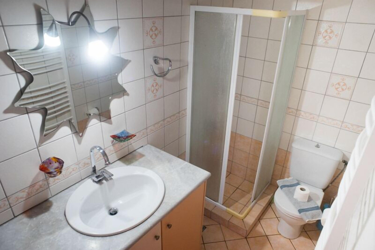 Bathroom 4, Mythos Platanias, Crete