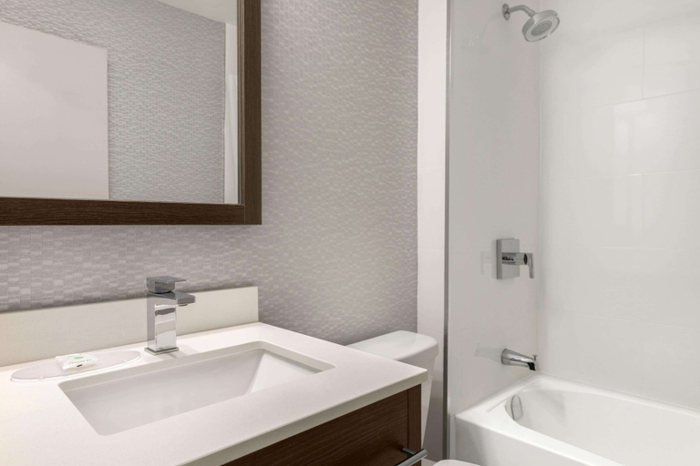 Bathroom 4, Days Inn by Wyndham Kingston, Frontenac