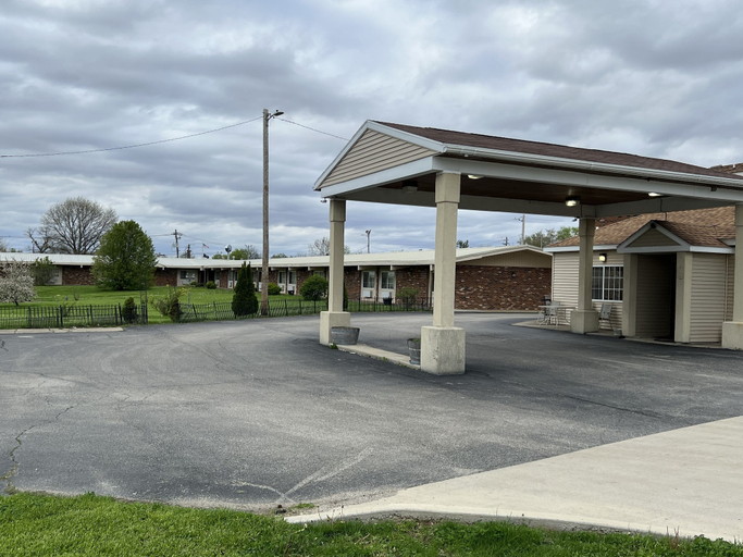 Exterior & Views 2, Town & Country Motel, De Witt