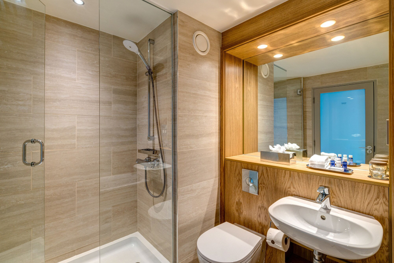 Bathroom 5, Apex City Quay Hotel & Spa, Dundee