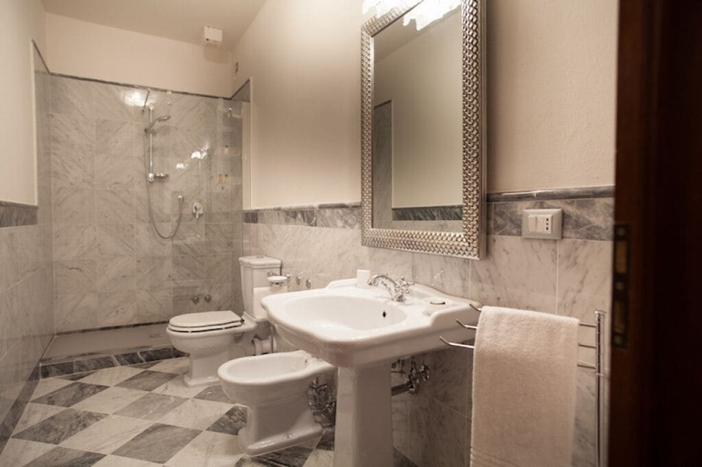 Bathroom 5, Relais Villa Scarfantoni B&B, Prato