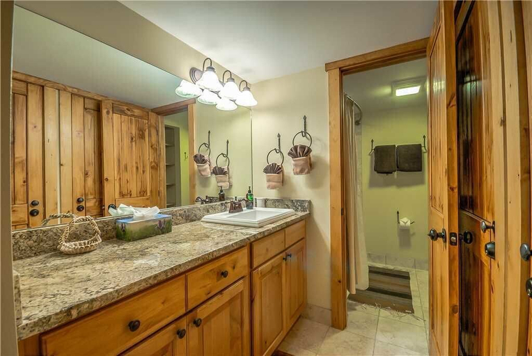 Bathroom 3, Rockies 2227, Routt