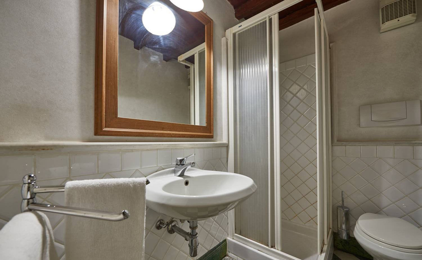 Bathroom 3, Ghirlandaio, Florence