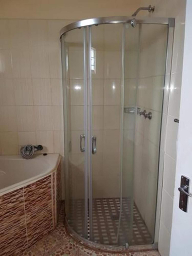 Bathroom 3, Zuus Lodge & Tours, Kalomo