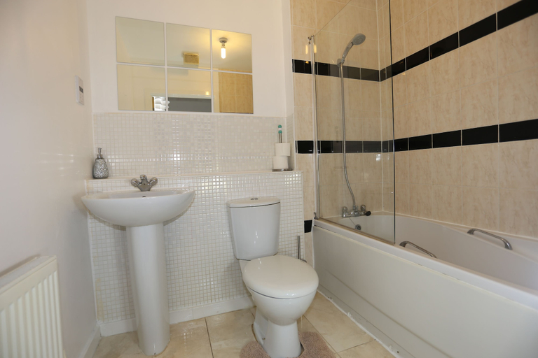 Bathroom 4, 2 bed Riverview Bridge House Apartment, London