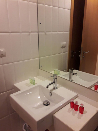 Bathroom 4, Cityview Circle BTS Pool Gym, Ratchathewi