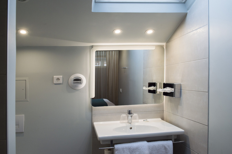 Bathroom 4, Hotel Mercure Paris Suresnes Longchamp, Hauts-de-Seine