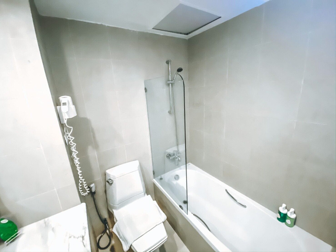 Bathroom 5, Nern Chalet Beachfront Hotel, Hua Hin