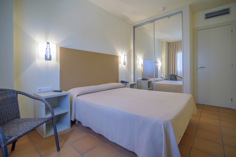 Bedroom 3, Aparthotel Ciutat de Palol, Girona