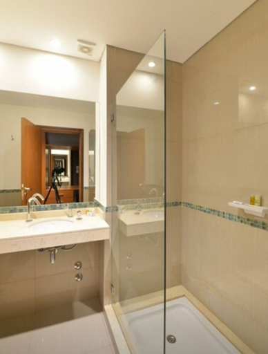 Bathroom, Howard Johnson by Wyndham San Francisco Resort & Conv Center, San Justo