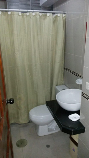 Bathroom 3, Trujillo Apartments, Trujillo