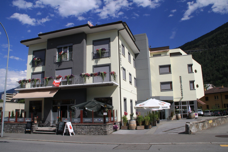 Exterior & Views