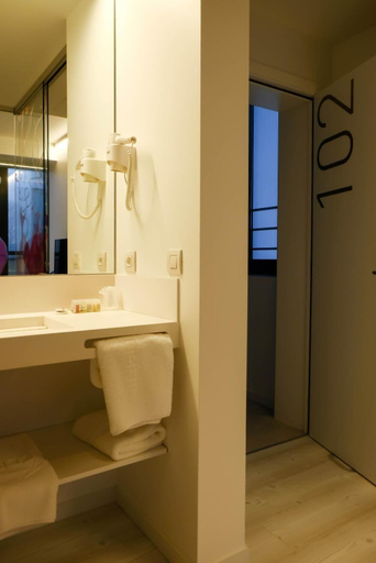 Bathroom 5, Corbie Lommel Ring, Limburg