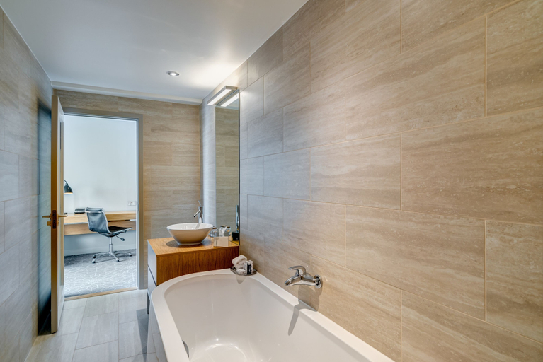 Bathroom 5, Apex City Quay Hotel & Spa, Dundee